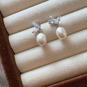 Elegant Silver and natural freshwater Pearl Earrings